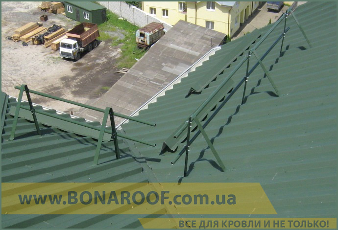 Ограждение кровли на крыше из профнастила